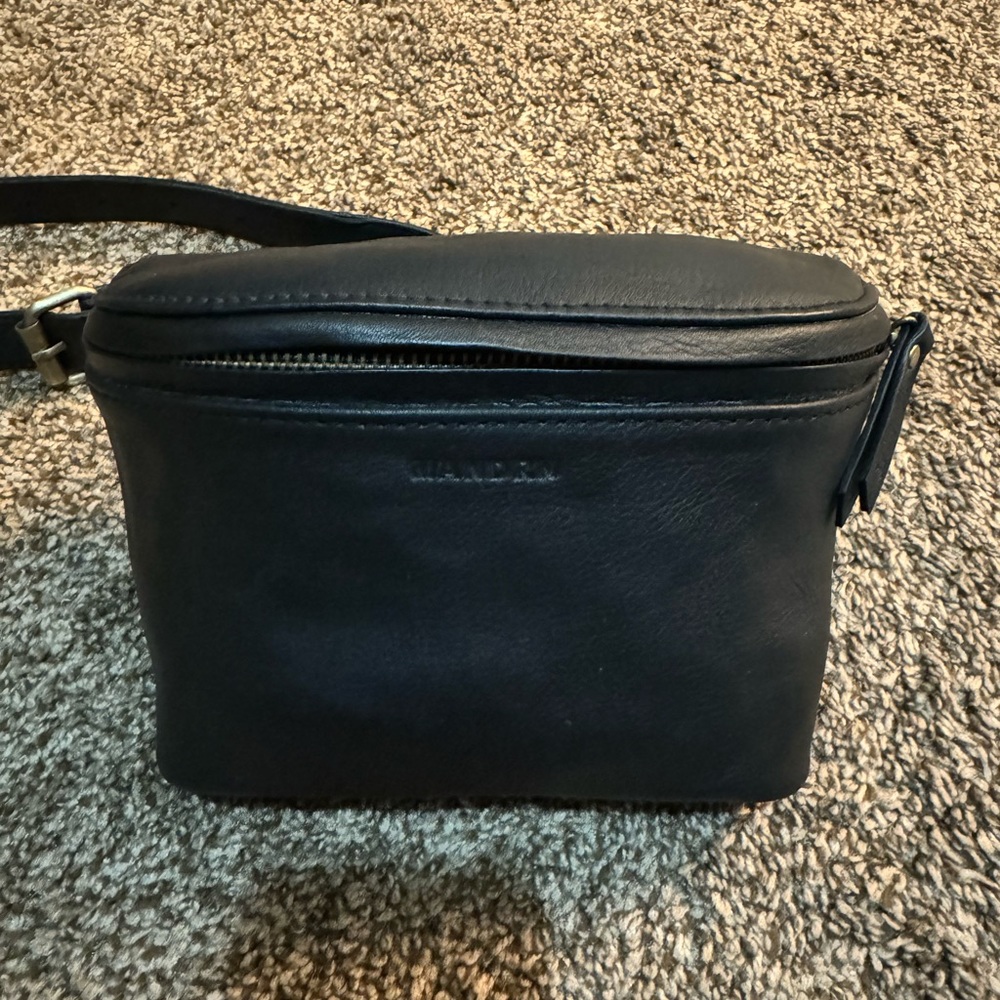 NWOT Mandrn Remy Belt Bag